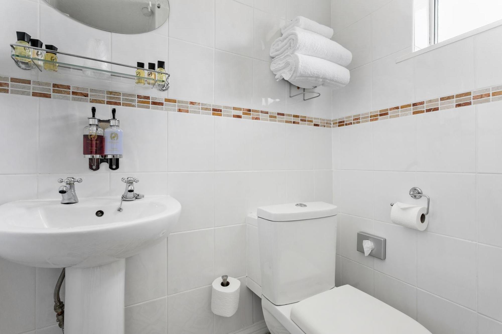 The Station Guest House Galmpton Bagian luar foto