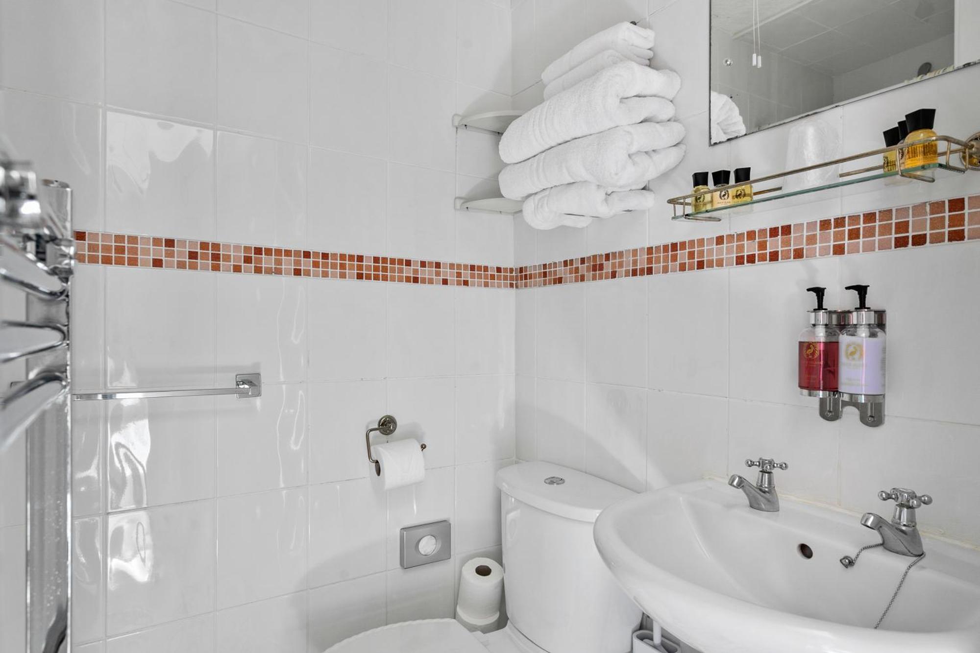 The Station Guest House Galmpton Bagian luar foto