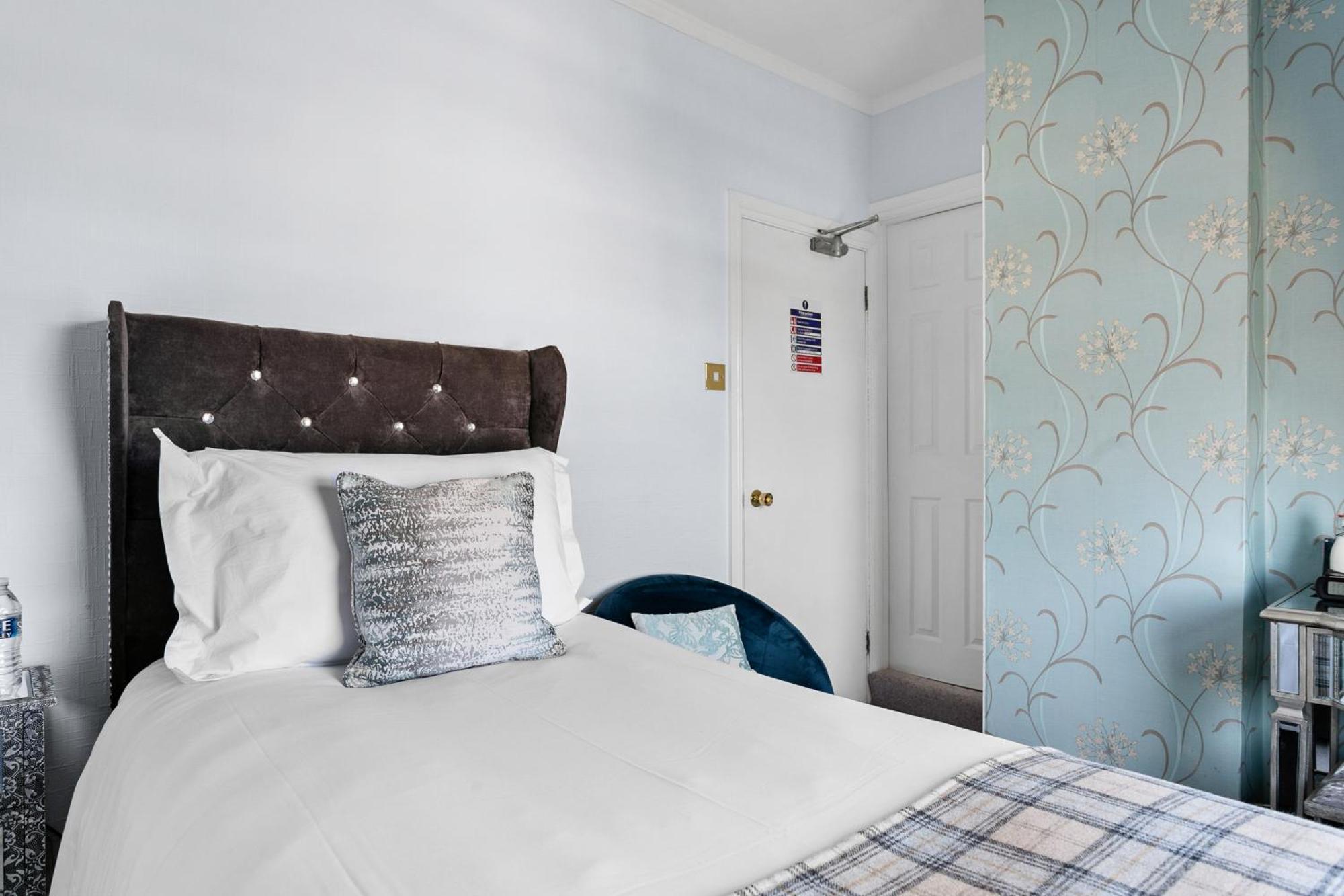 The Station Guest House Galmpton Bagian luar foto