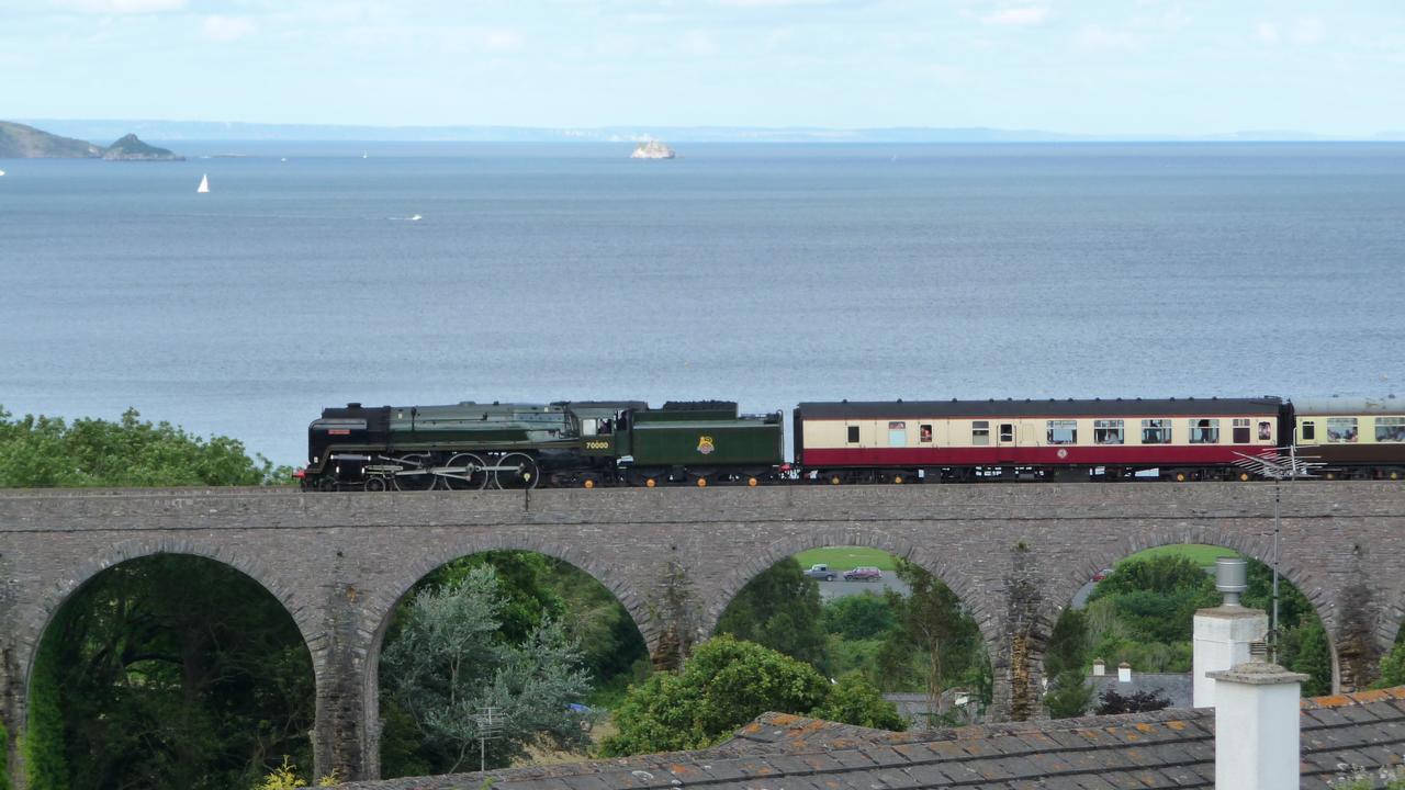 The Station Guest House Galmpton Bagian luar foto