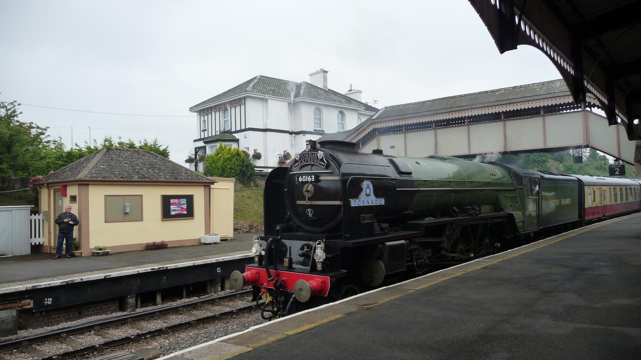The Station Guest House Galmpton Bagian luar foto